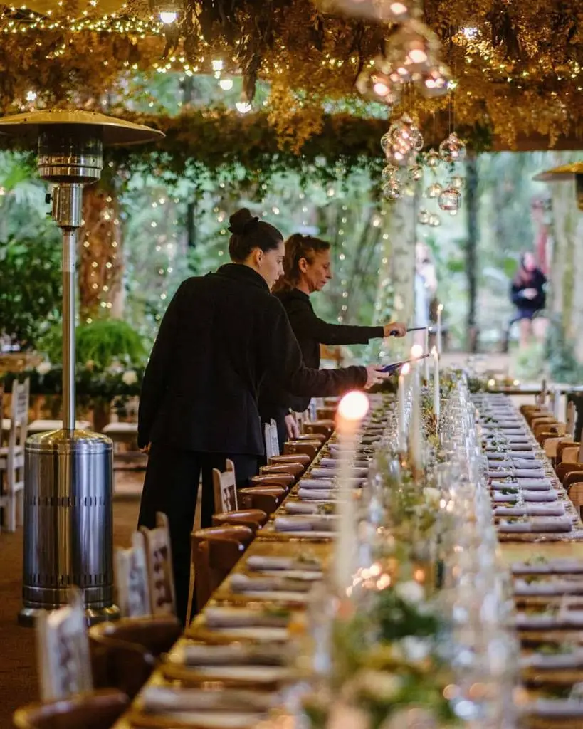 Nuestro equipo encendiendo velas y coordinando los detalles de una mesa imperial para una de las bodas